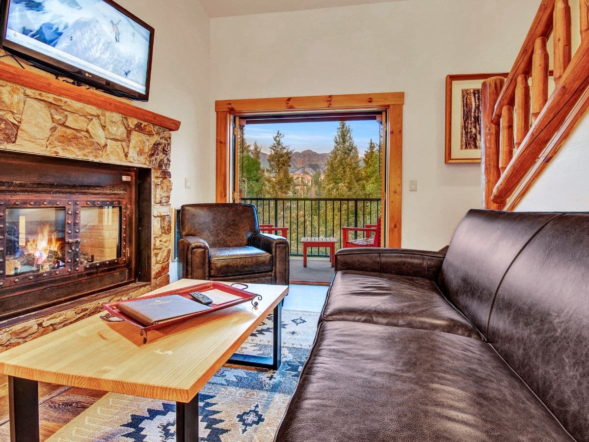 living area & view photo 9