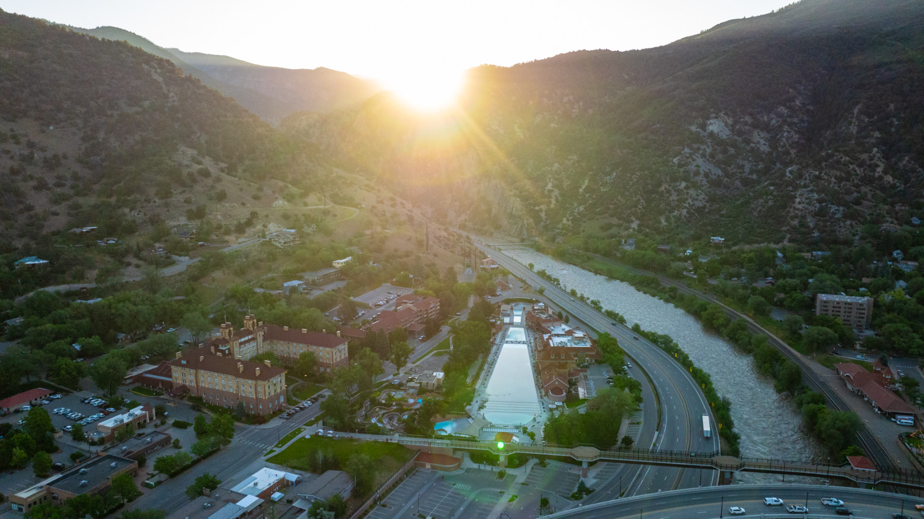 the world's largest hot springs pool photo 14