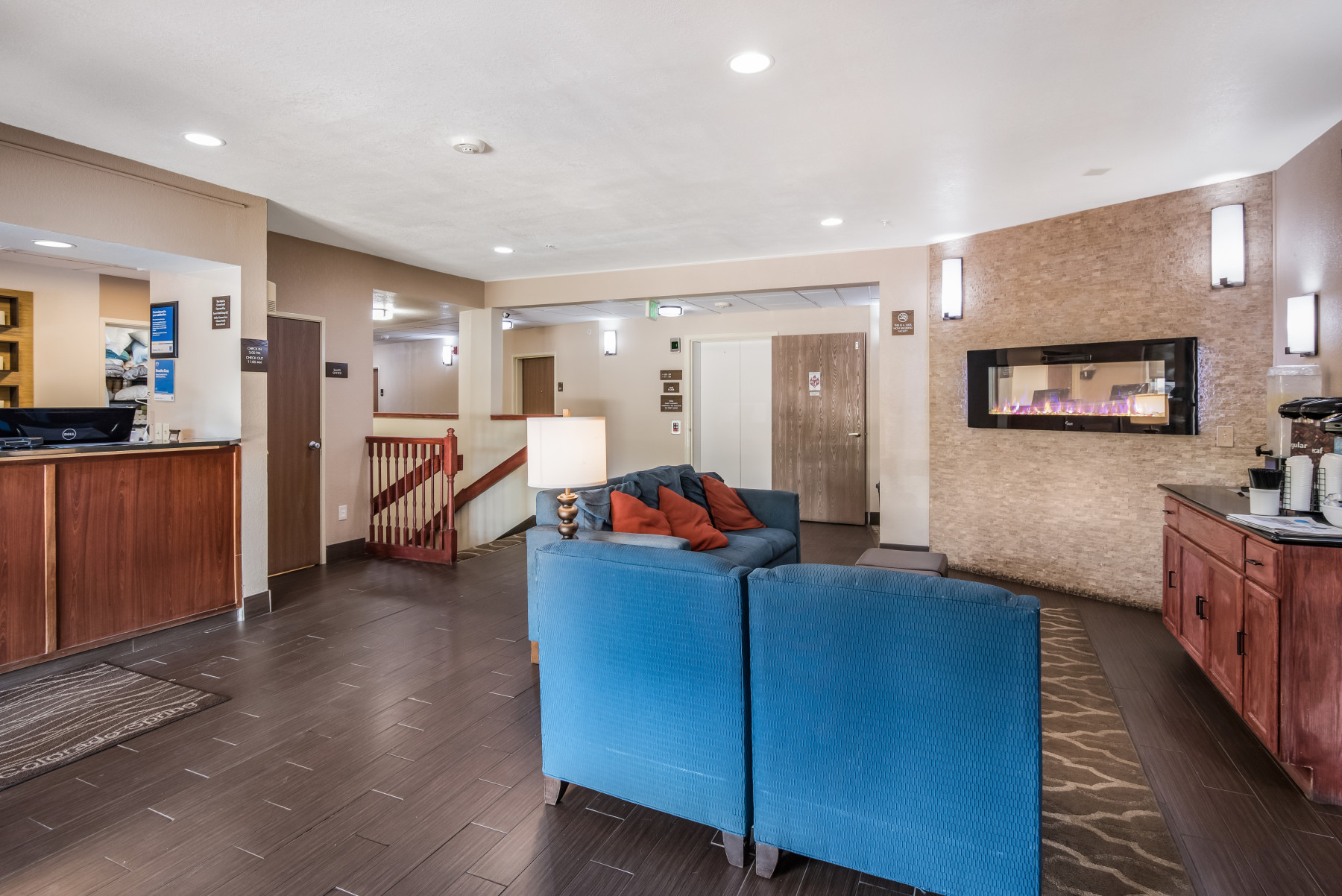 lobby view photo 4